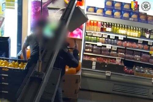 Muž po krádeži v supermarketu v Praze 6 zaútočil nožem na ostrahu. Je obviněn z vydírání