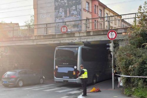 Autobus s přibližně 50 dětmi uvízl pod železničním mostem ve Vysočanech. Hasiči ho vyprostili