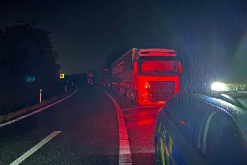 Policie na D1 na Vysočině odhalila během noci 39 případů nebezpečného stání kamionů