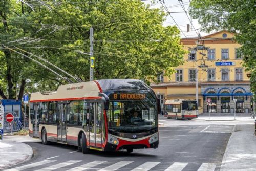 Jihlava převzala první tři parciální trolejbusy. Letos pořizuje 20 nových vozů