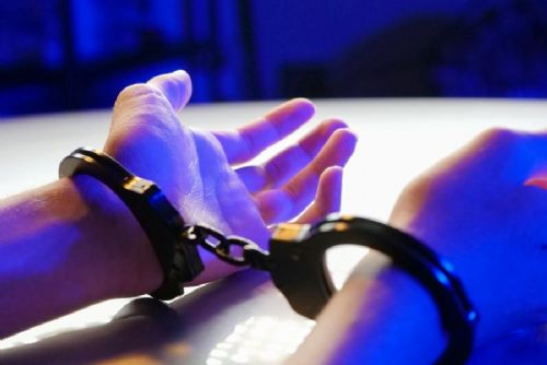 Noční honička u Netína skončila nárazem do policejního vozu. Řidič měl přes jedno promile