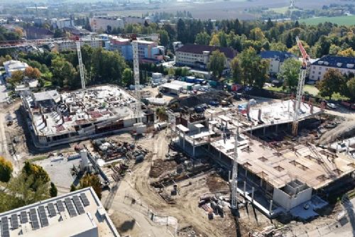U jihlavské nemocnice nakonec vznikne parkovací dům se 704 místy. Kvůli navýšení kapacity se jeho otevření posouvá