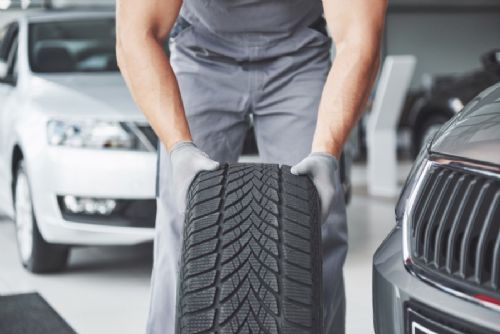 Pneuservisům se před zimou rychle plní termíny. Mechanici někdy pracují přesčas