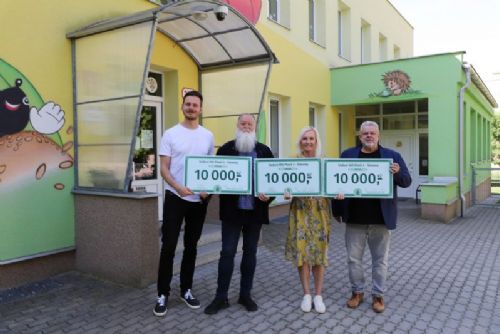 Dětský karneval na Slovanech pomohl rodinám. Tři děti dostaly šeky na terapie a pomůcky