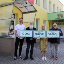Dětský karneval na Slovanech pomohl rodinám. Tři děti dostaly šeky na terapie a pomůcky