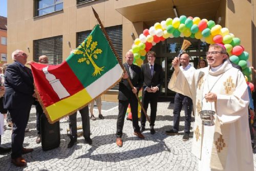 Čtyřka má poprvé vlastní znak a vlajku. Odkazují na Doubravku, řeky i kostel sv. Jiří