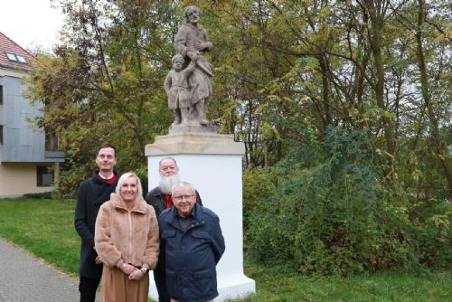 Barokní sochy se vrátily před kostel U Ježíška 