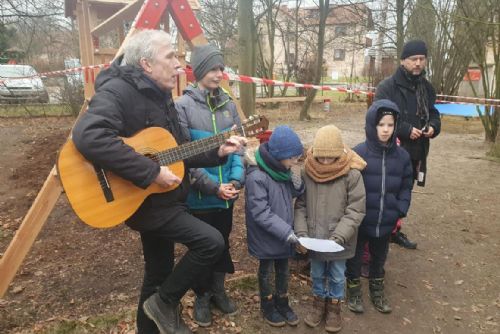 Farská zahrada v Chrástu nabízí dětem rekonstruované hřiště