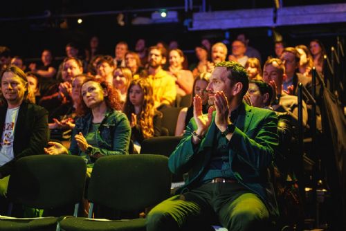 Jeden svět Plzeň: Silné příběhy, panelové debaty i virtuální realita