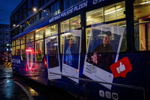 Jsme tu pro vás, naskočte k nám, láká tramvaj v barvách městské policie