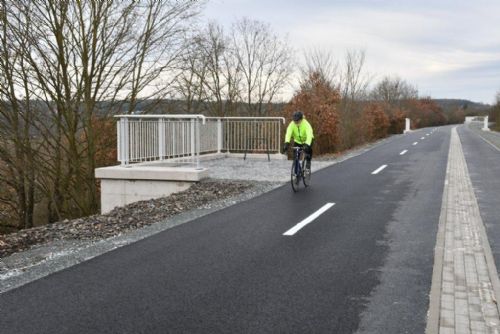 Město dokončilo stavbu další části železniční cyklostezky Plzeň – Chrást 