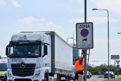 Na území Plzně začíná od 1. července platit zákaz stání kamionů