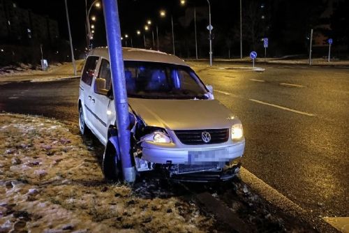 Nabourala na Lochotíně auto do lampy a z místa odešla