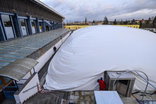 Plzeň instaluje nafukovací halu nad venkovním bazénem na Slovanech