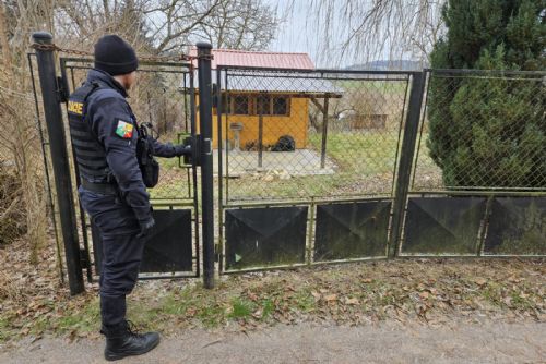 Policisté se psy na Klatovsku kontrolují chatové osady