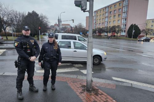 Policisté v Klatovech zachraňovali ženu na křižovatce