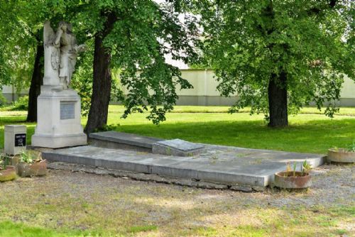 Tylův náhrobek na Mikulášském hřbitově bude restaurován