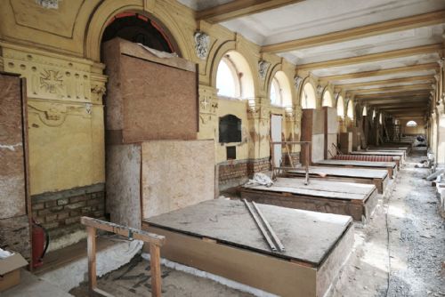 Na Ústředním hřbitově v Plzni pokračuje obnova arkád, střechy, fasád i spodní stavby