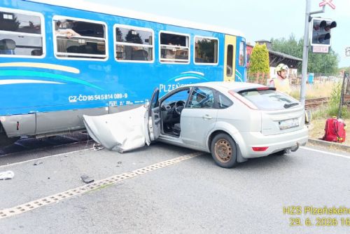 Auto se střetlo s vlakem na přejezdu. Zraněnou mladou ženu odvezla záchranka