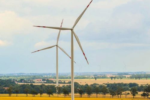 Bruntálsko na rozcestí: Čaková stopla větrné turbíny, Holčovice zachránily hospodu
