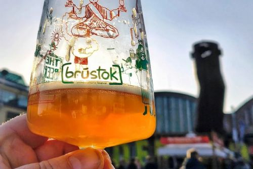 Brustok se o víkendu vrací do Plzně. Desítky piv, jídlo a hudba na nádvoří Prazdroje