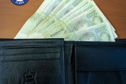 Další poctivý nálezce - cizinec našel peněženku s 20 000 Kč