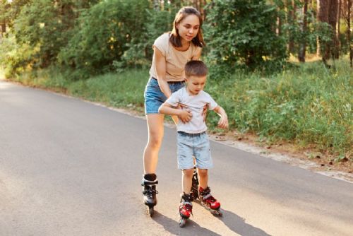 Děti v Česku se hýbou méně než jejich rodiče, chybí jim hodina denně. Stát i školy hledají řešení