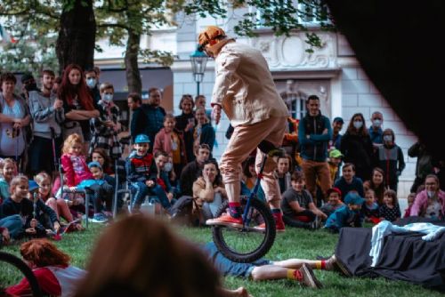 Festival Nastevřeno oživí Bory. Ulice ožijí divadlem, performancí i sousedskou hostinou