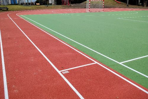 Grünwaldova má nový běžecký ovál a bezbariérové hřiště