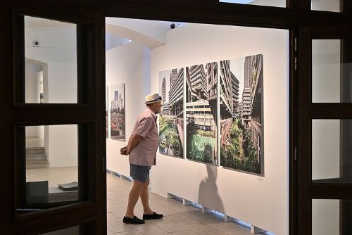 Hořké světlo Leny Schabus v Galerii města Plzně. Digitální scény měst, která neexistují
