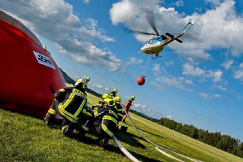 Intenzivní výcvik hašení v Hodkovicích: 23 jednotek trénovalo plnění bambi vaku
