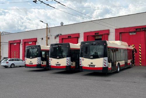 Jihlava má tři nové CNG autobusy. Řidič při zavřených dveřích dobíhající cestující nevidí