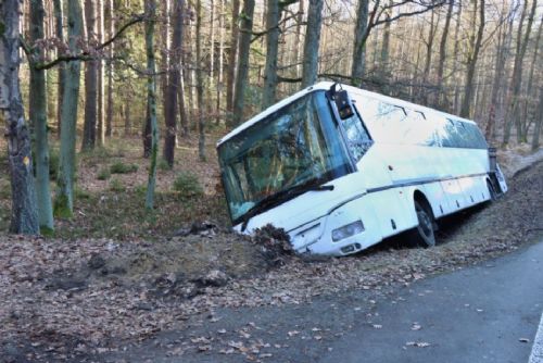 Kdo byl únosce bílého autobusu? Naboural několik aut a poslal ho do příkopu
