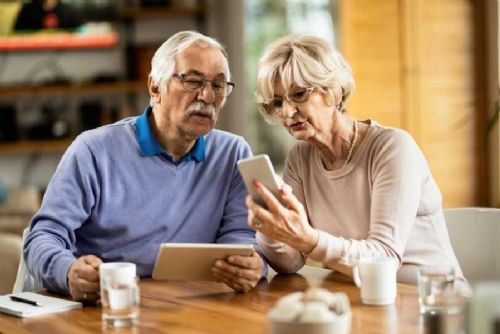 Městská knihovna Jihlava učí seniory pracovat s chytrým telefonem a aplikacemi