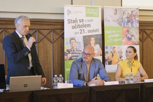 Ministr školství v Plzni řešil budoucnost učitelů. AI je dobrý sluha, ale zlý pán