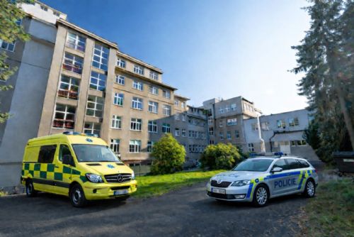 Muž v léčebně u Rokycan zemřel po pádu z okna, policie cizí zavinění vyloučila