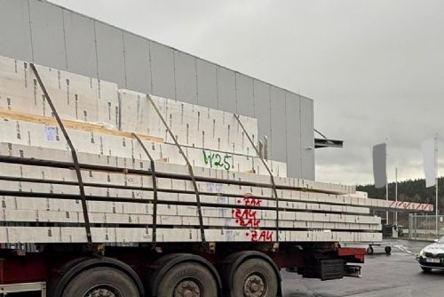 Nadrozměrné náklady na kamionech. Policie na plzeňsku rozdávala pokuty i statisícové kauce