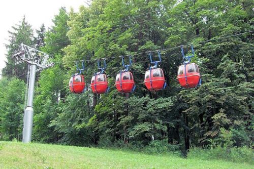 Nejstarší pulzní kabinková lanovka nad Mariánskými Lázněmi láká turisty i rodiny
