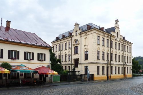 Nejvyšší soud potvrdil propuštění vychovatele, který zašil do plyšáka odposlech