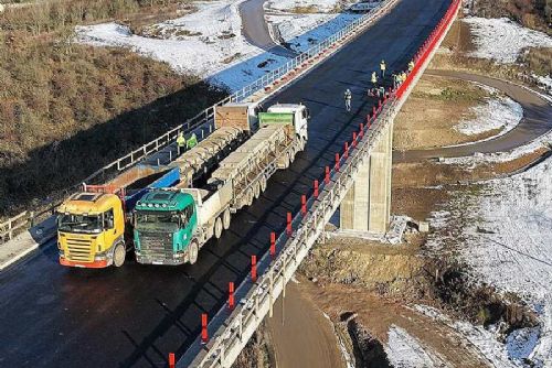 Nový most v Žiželicích úspěšně prošel testem na 208 tun, obchvat se otevře 15. prosince