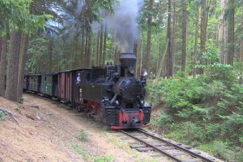 Obnova úzkokolejky: Dobrovolníci a město Jindřichův Hradec pomáhají vrátit vlaky na trať