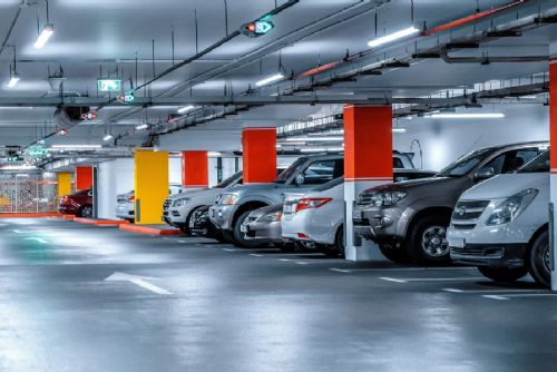 Od 1. dubna Plzeň spouští rezervace do parkovacího domu Atom na Lochotíně