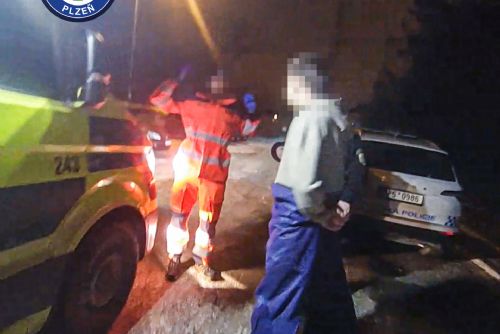 Opilec ve spodním prádle s 1,99 promile usnul v cizím autě