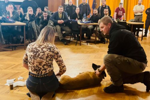 Padesát policejních psovodů trénovalo první pomoc pro služební psy