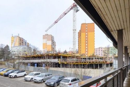 Parkovací dům Atom v Plzni brzy otevře. Nabídne 173 míst, část z nich zdarma