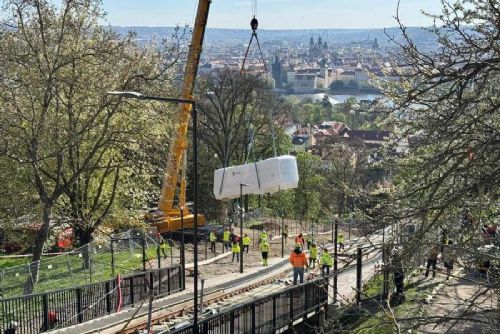 Petřínská lanovka má nové vozy, provoz se plánuje obnovit v září 2026