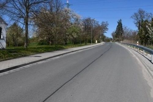 Plzeňská cesta do Hradiště je hotová. Silnice je širší, přibyl chodník i bezpečnější zastávka