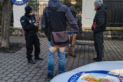 Plzeňské hlídky kontrolovaly lidi bez domova a nabízely jim pomoc