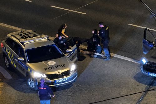 Policisté v Plzni zasáhli tvrdě proti špatnému muži. Případ míří k vnitřní kontrole