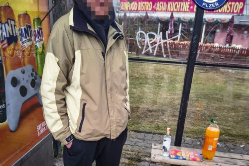 Popíjel vodku na zastávce, policie mu alkohol zabavila